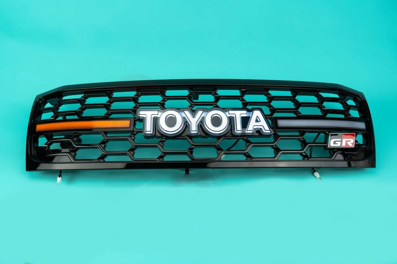 Решетка радиатора Land Cruiser 100 05-07г GR LED