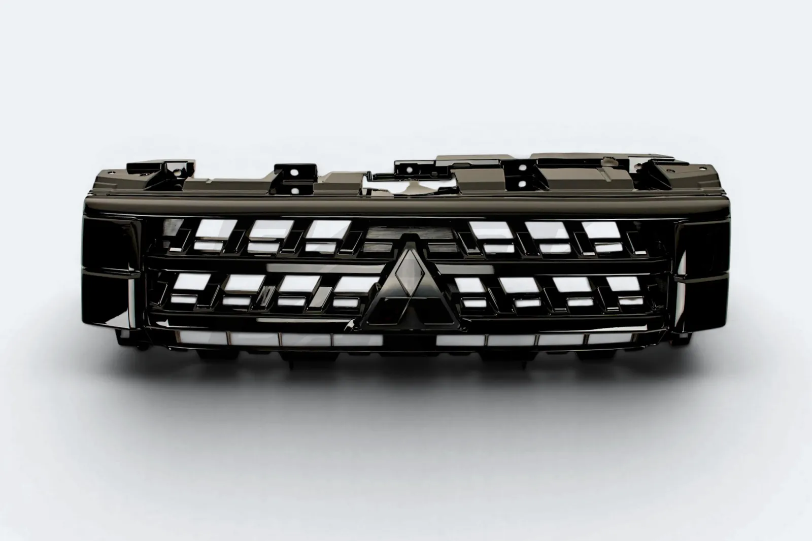 Mitsubishi Pajero 4 2014-2020 г. решетка радиатора